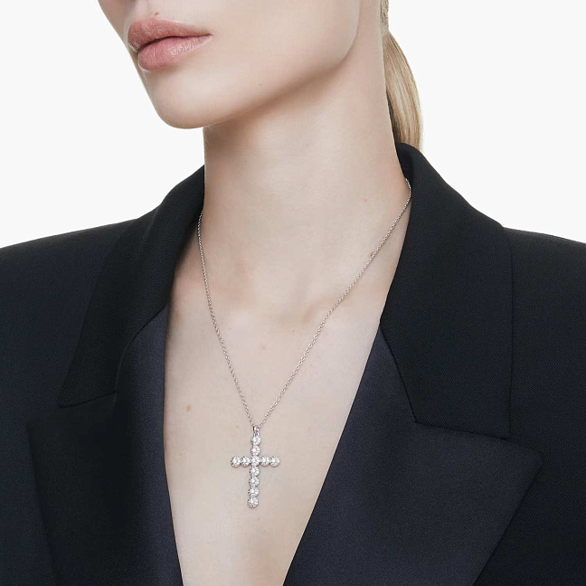 Женский декоративный крестик на цепочке Swarovski Insigne 5675573 с кристаллами Swarovski